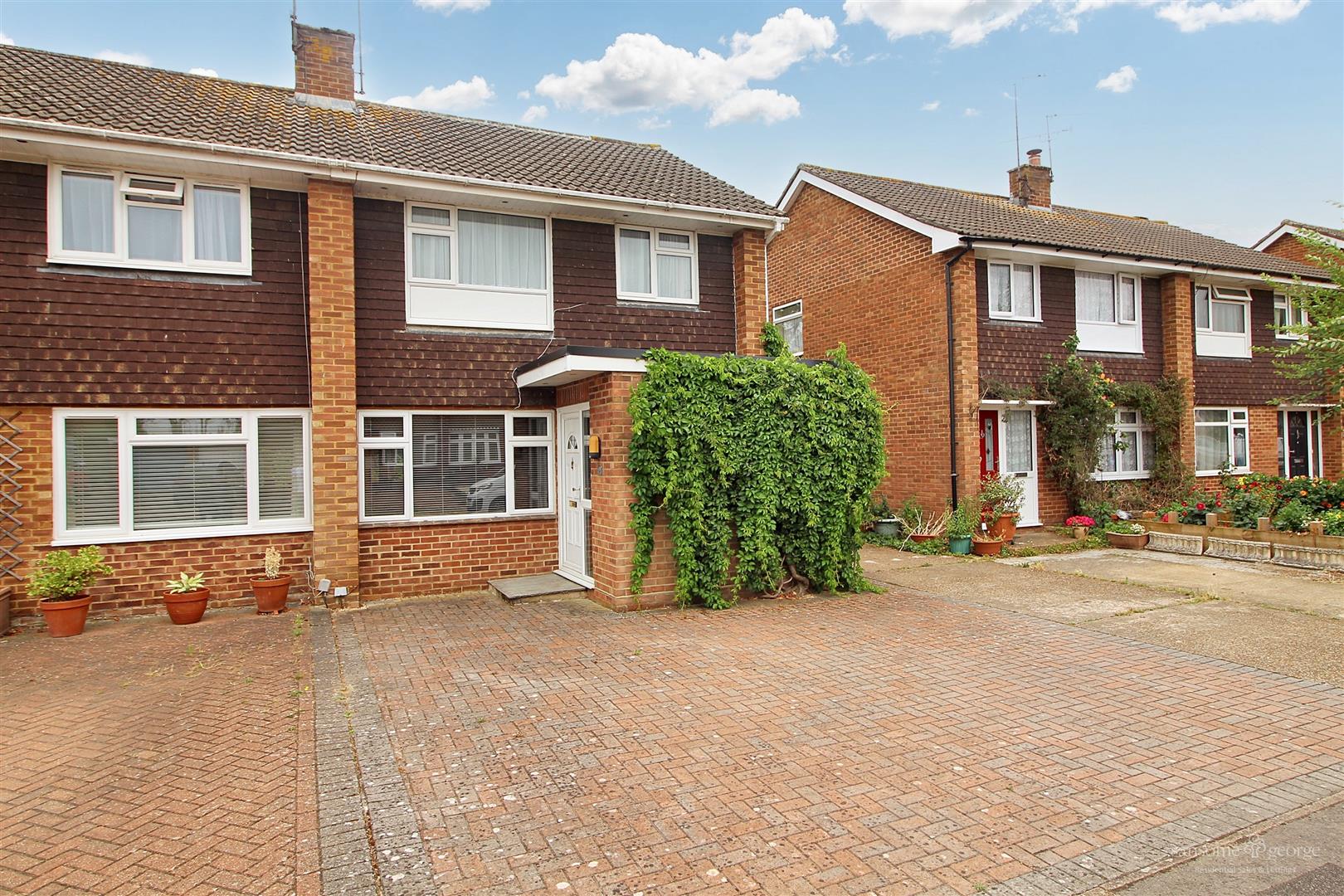 Fitzroy Crescent, Woodley, Reading